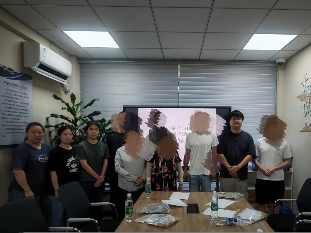 9月28日下午，赵巷社工点“舒心赋能压力调节”第四节小组活动“竹韵匠心”在赵巷综治中心会议室顺利开展。本次活动以竹编扇DIY为核心，让组员在手工创作中放松身心，现场互动频繁，大家时而交流编织技巧，时而分享生活趣事，氛围轻松愉悦。