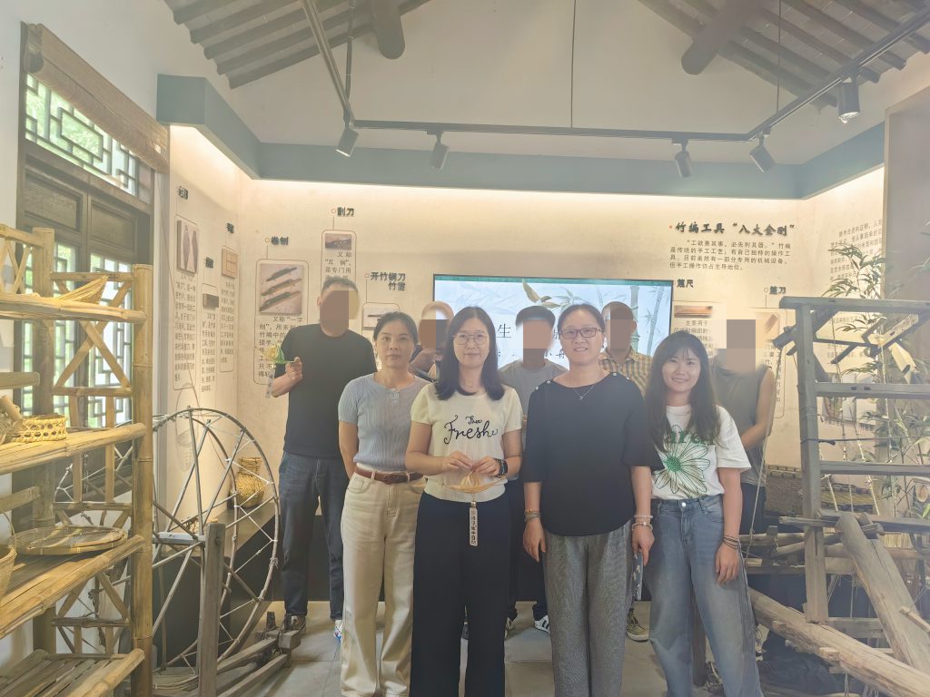 近日,练塘社工点“竹艺新生·织就未来”小组第五节活动“逐梦小舟”顺利开展。继上节以“家国情怀”为核心,将民族情感融入传统竹编技艺后,本节活动延续竹编媒介,引导组员在经纬交织间抒发逐梦心声,以指尖匠心勾勒个人逐梦旅程。