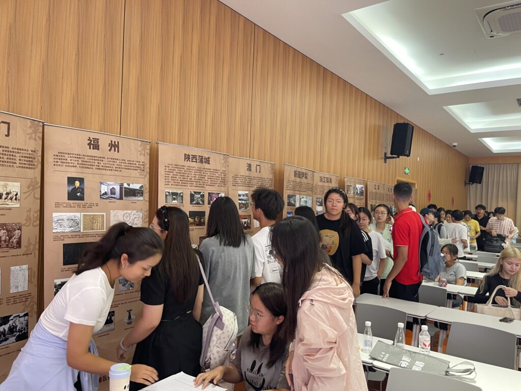 禁毒工作是什么模样？有人说它是惊心动魄的缉毒现场，有人说它是严肃冰冷的管控流程。而于我而言，禁毒工作的模样，是从文字里的“符号”，慢慢变成了手心的“温度”——这是我从禁毒通讯员转型为一线社工的全部感悟。