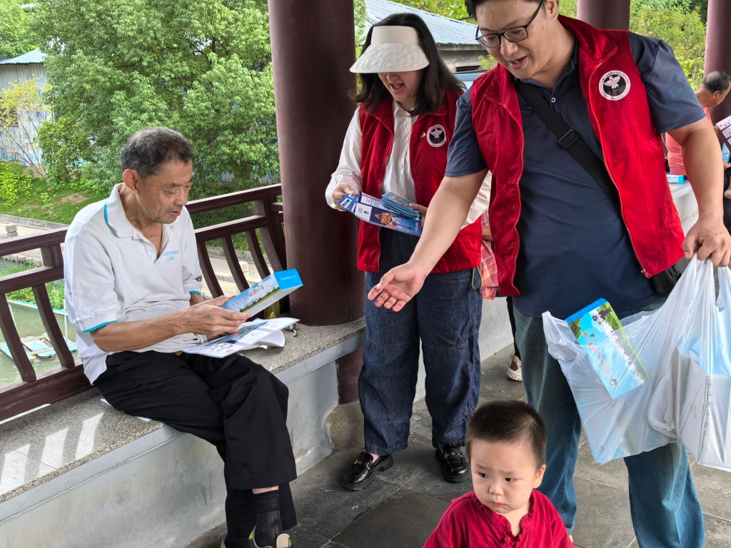 为进一步织密居民生活圈禁毒防线，提升群众识毒、防毒、拒毒意识，近日，真如镇街道平安办组织禁毒社工来到居民日常休闲的真如公园开展了“禁毒宣传进公园，平安守护在身边”的主题宣传活动，将禁毒知识送到群众“家门口”。