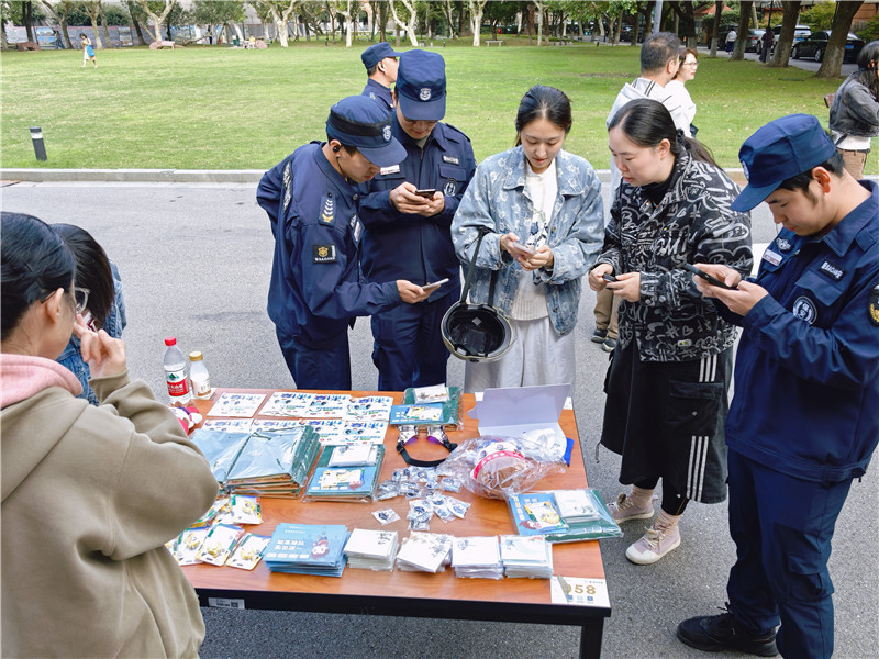 为进一步深化平安长宁建设，提升辖区居民尤其是高校师生的安全感与满意度，2025年10月27日下午，长宁区禁毒室组织禁毒社工队伍走进华东政法大学校园，开展了以“健康人生，绿色无毒，抵制邪教，和谐校园”为主题的禁毒防邪宣传教育活动。