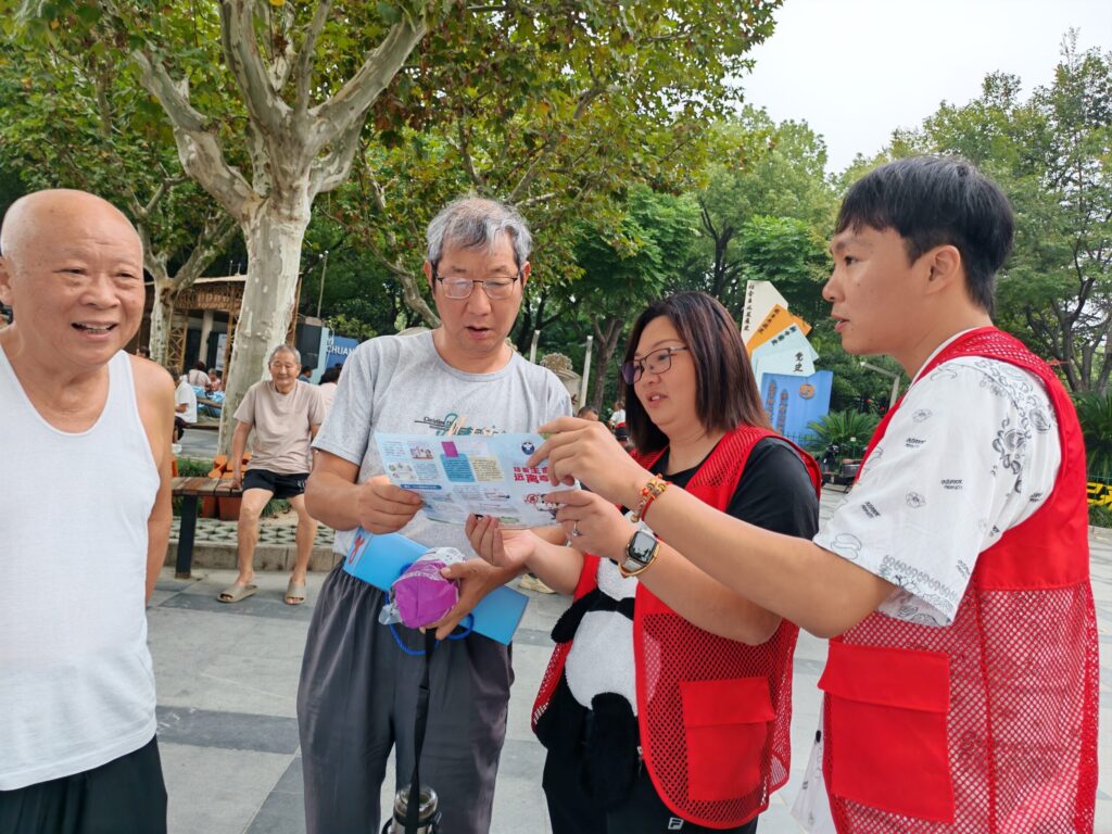 普陀区宜川路街道创新禁毒宣传阵地建设，将禁毒元素深度融入15分钟生活圈，组织禁毒社工在宜川公园门口开展了禁毒宣传活动。