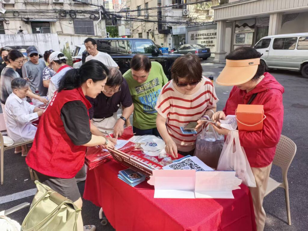 为进一步增强居民的禁毒意识，营造全民禁毒的良好氛围，10月11日下午，长寿路街道胶州路社区服务中心开展了以“用爱守护社区，远离毒品”为主题的禁毒宣传活动，将禁毒知识巧妙融入居民日常生活场景。