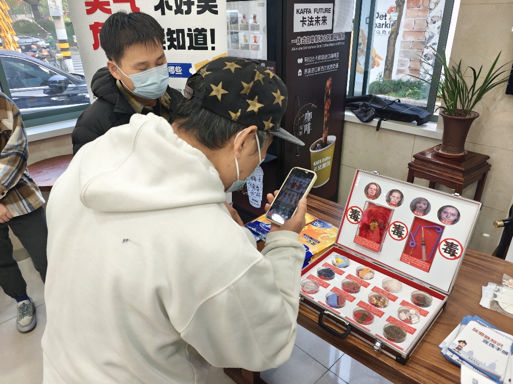 为增强社区居民对毒品和艾滋病的认知与防范意识，在世界防艾日“社会共治、守正创新、终结艾滋”主题的引领下，12月1日上午，黄浦工作站打浦桥社工点的禁毒社工们走进社区医院，开展了一次禁毒防艾宣传活动。